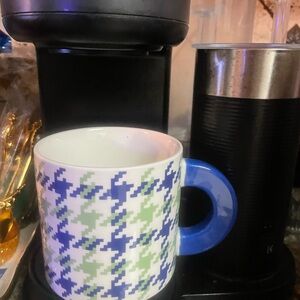 Houndstooth Pattern Mug with Blue Handle